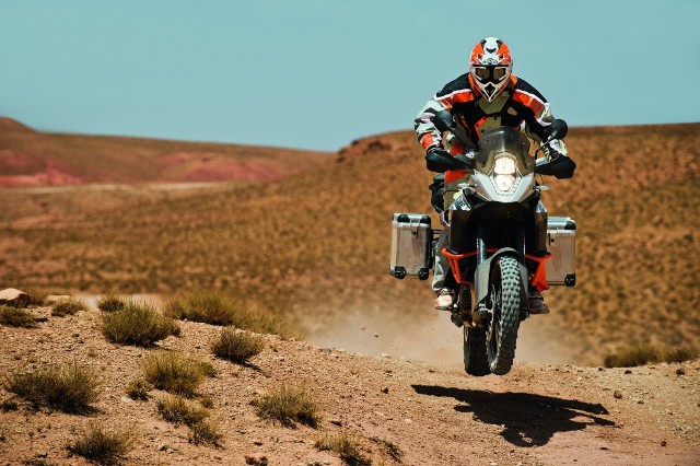 Οι νέες KTM 1190 Adventure & R παρουσιάζονται στο χώμα