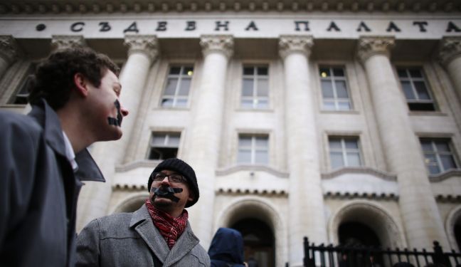 Διαμαρτυρία με… σφραγισμένα στόματα