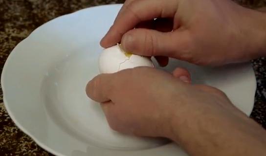 Πώς να φτιάξεις ομελέτα χωρίς να σπάσεις το αβγό!