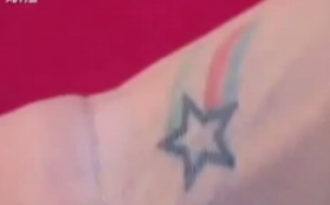 Τραγουδίστρια έκανε τατουάζ το σήμα του ΣΥΡΙΖΑ