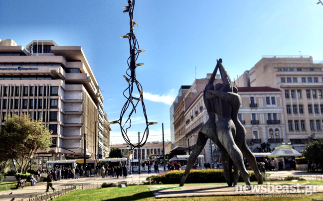 Παραμένουν τα λαμπάκια από τις γιορτές στην Αθήνα