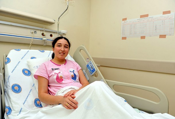 Έγκυος η πρώτη γυναίκα που υποβλήθηκε σε μεταμόσχευση μήτρας