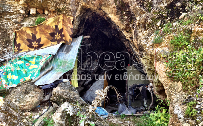 Ζουν μέσα στις σπηλιές στου Φιλοπάππου