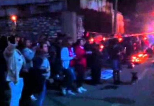 Κάτοικοι της Ιερισσού με κεριά έξω από το Αστυνομικό Μέγαρο Θεσσαλονίκης