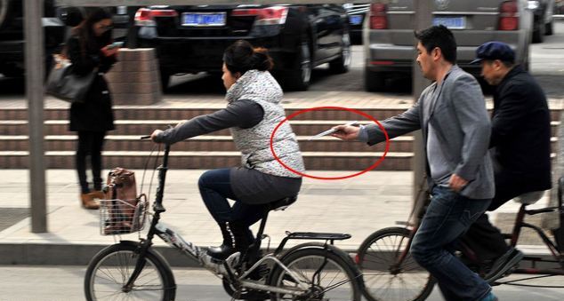 Κλέβει κινητά τηλέφωνα με ξυλάκια για κινέζικο