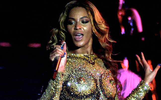 Με ψεύτικο στήθος στη σκηνή η Beyonce