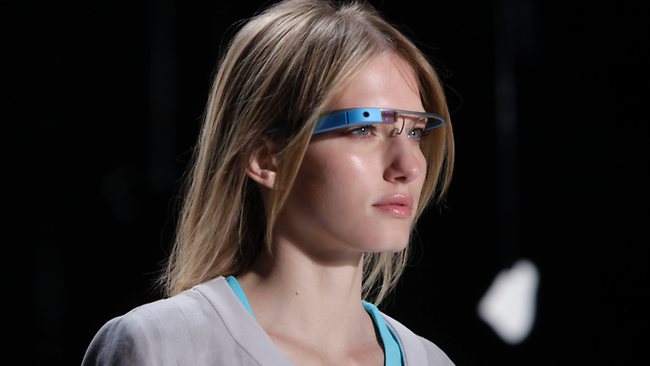 Με τα Google Glass θα βγάζουμε φωτογραφία απλά με ένα νεύμα!