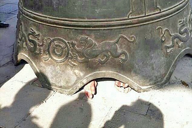 Τουρίστας παγιδεύτηκε μέσα σε… καμπάνα