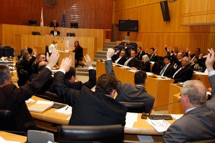 «Ναι» από την κυπριακή Βουλή σε τέσσερα μνημονιακά νομοσχέδια