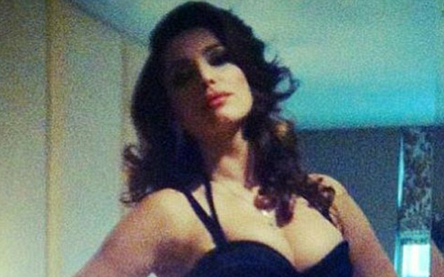 Η Kelly Brook ποζάρει αλά Sophia Loren