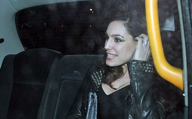 Βέρα στο αριστερό για την Kelly Brook