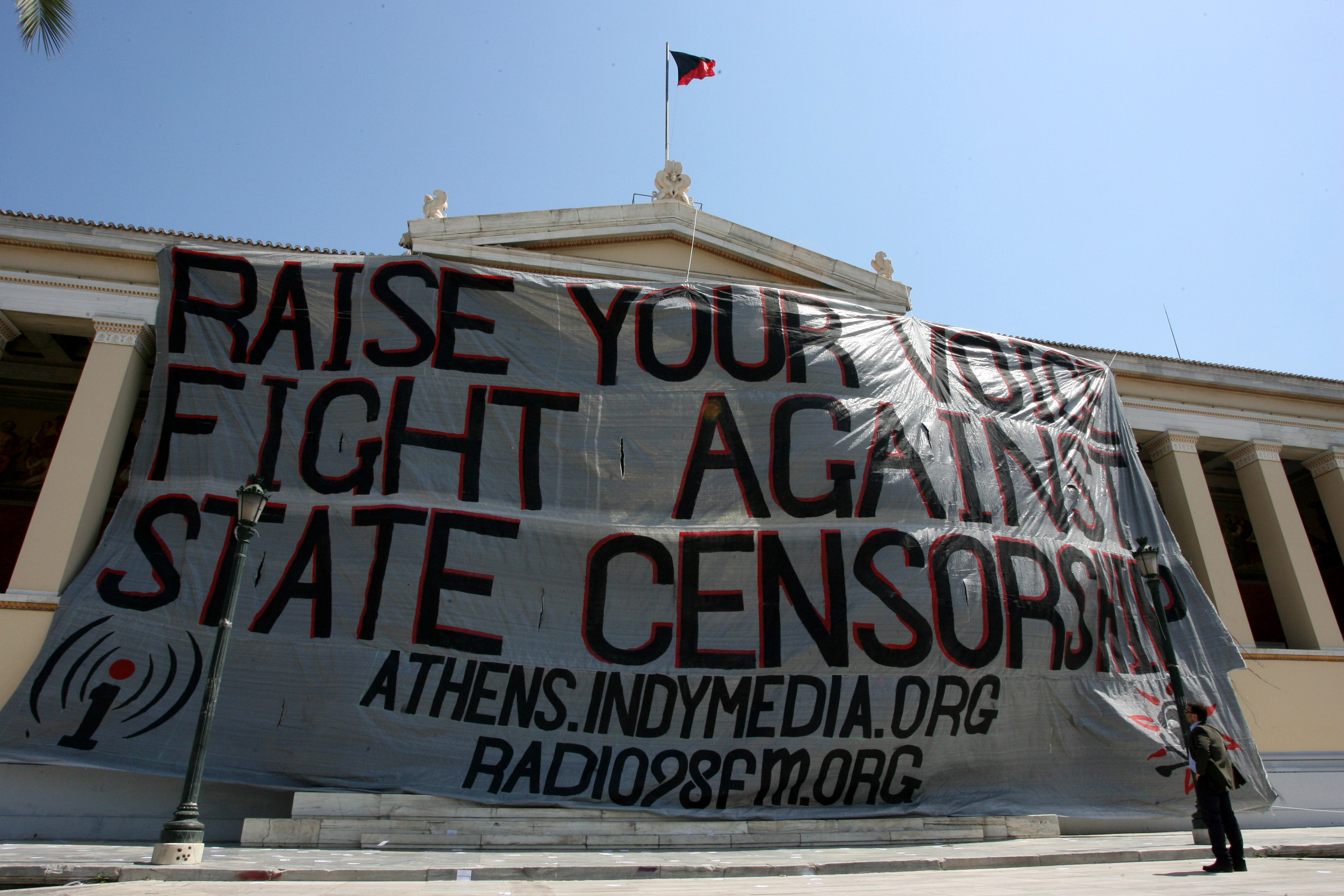 Συνελήφθησαν για προσβολή συμβόλων έξι άτομα στα Προπύλαια