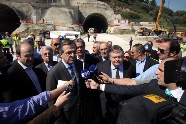 «Με τα λόγια, χτίζουν ανώγια και κατώγια&#8230;»