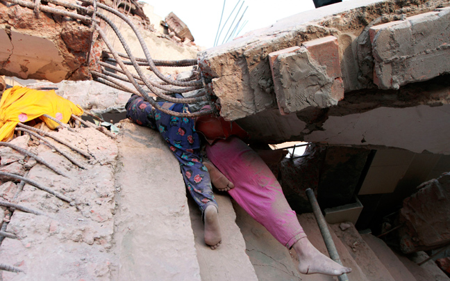 Οσμή θανάτου στα ερείπια του κτιρίου στο Μπαγκλαντές