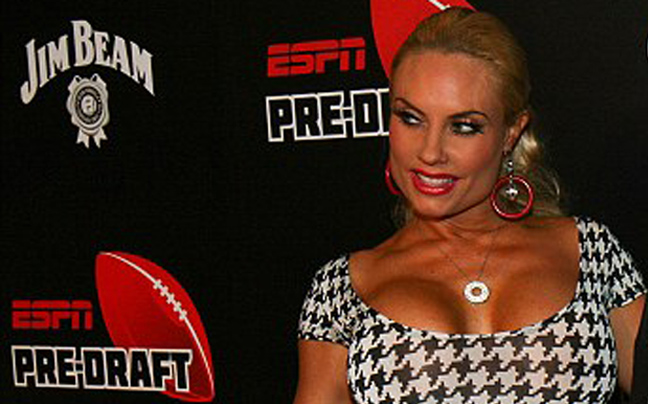 Όλο πόζες και νάζι η Coco Austin