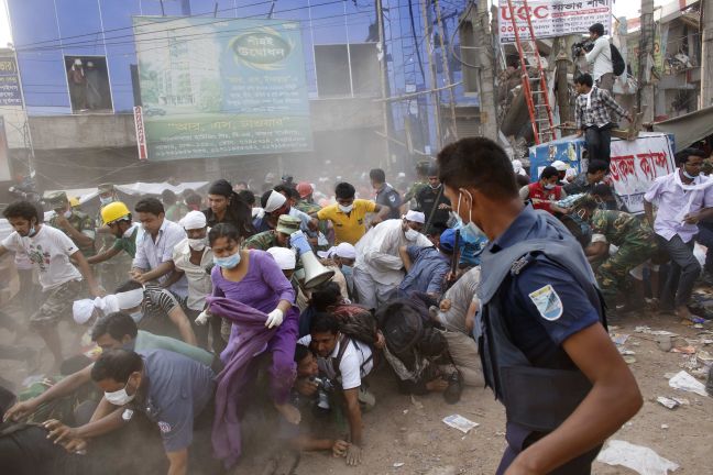 Γυαλιά-καρφιά τα έκαναν οργισμένοι εργάτες στο Μπαγκλαντές