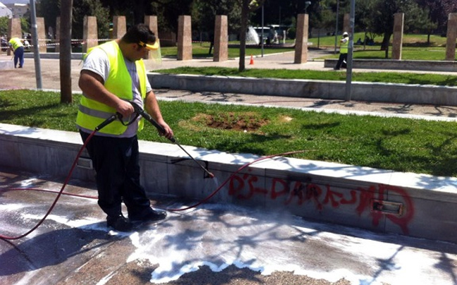 Καθαρίζουν τα γκράφιτι στη Θεσσαλονίκη