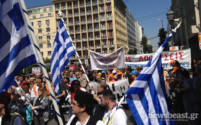 Στην πλατεία Κλαυθμώνος συγκεντρώνονται οι συμβασιούχοι