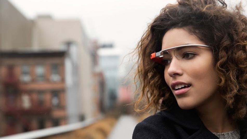«Φρενάρει» την κυκλοφορία των φουτουριστικών γυαλιών η Google