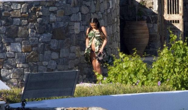 Με την κοιλιά… τούρλα στη βίλα της Μυκόνου