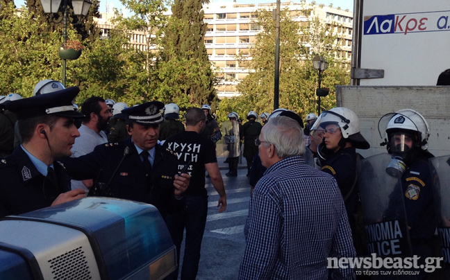 Στα γραφεία της Χρυσής Αυγής η διανομή τροφίμων