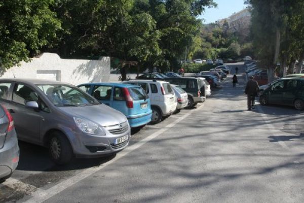 Τα Χανιά γέμισαν&#8230; αυτόκλητους παρκαδόρους