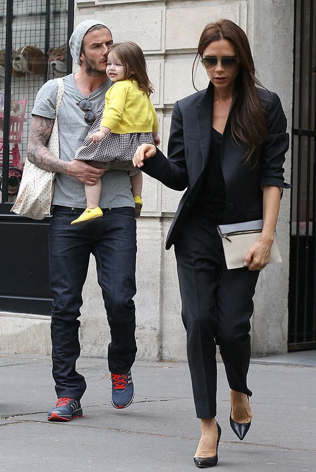 Στο Παρίσι η Victoria Beckham με την Harper