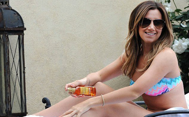 «Λούζεται» με το αντηλιακό η Ashley Tisdale