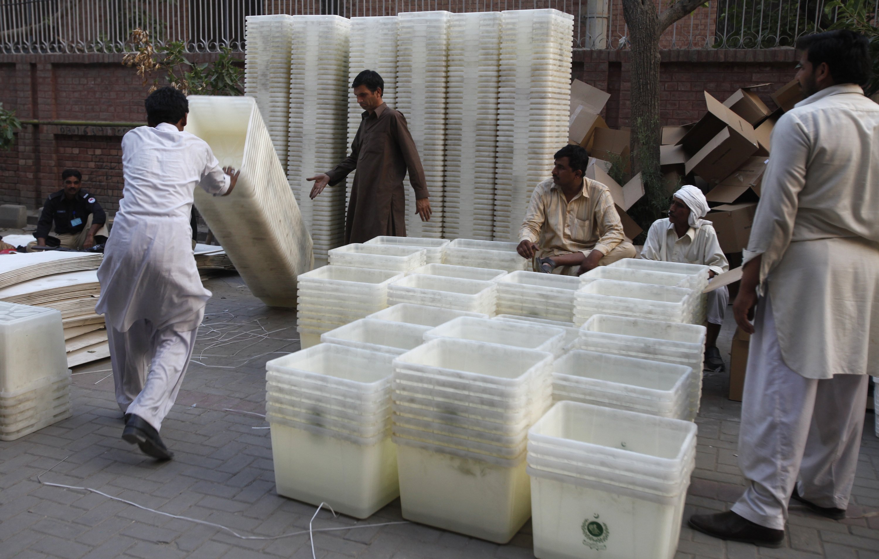 Παράταση μίας ώρας στην ψηφοφορία των εκλογών στο Πακιστάν