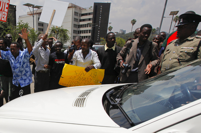 Διαδηλώσεις στην Κένυα για την αύξηση στο μισθό των βουλευτών