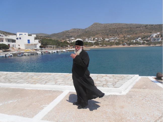 Ιερέας… βατραχάνθρωπος και ιερέας βιολιστής στη Σίκινο