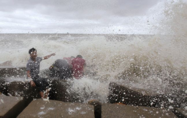 Με βροχές και ισχυρούς ανέμους πλήττει το Μπαγκλαντές ο τυφώνας Mora