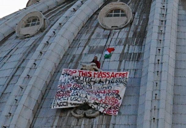 Διαμαρτυρία στον τρούλο του Αγίου Πέτρου στη Ρώμη
