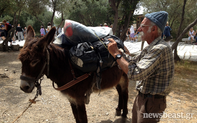 Από τη Γαλλία στη Βηθλεέμ μέσω Ελλάδας πάνω σε ένα γάιδαρο!