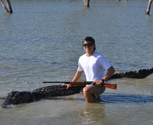 Πρωτάρης κυνηγός έπιασε το μεγαλύτερο αλιγάτορα στο Τέξας