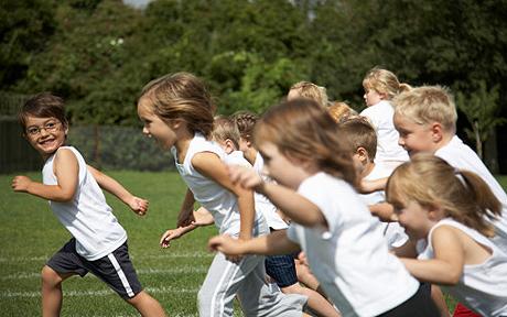 Τα παιδιά ρίχνονται στο στίβο του αθλητισμού