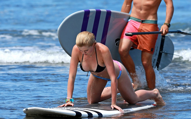 Η Ireland Baldwin&#8230; σερφάρει