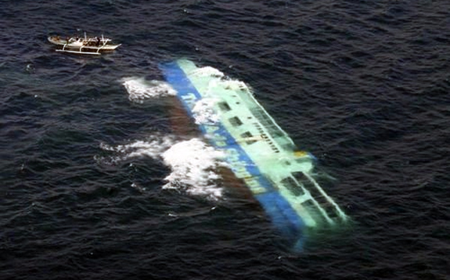 Βυθίστηκε οχηματαγωγό πλοίο στη Μαλαισία