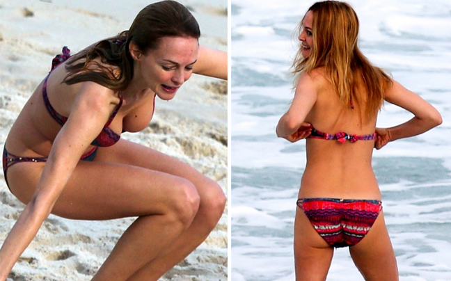 Ένα κορίτσι παίζει με τα κύματα