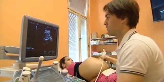 Έγκυος σε πεντάδυμα χωρίς εξωσωματική