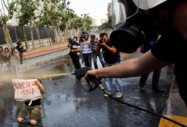 Δακρυγόνα εναντίον διαδηλωτών και στην Κωνσταντινούπολη