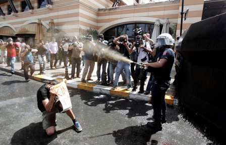 Σε κρίσιμη κατάσταση η τουρίστρια που τραυματίστηκε στην πλατεία Ταξίμ