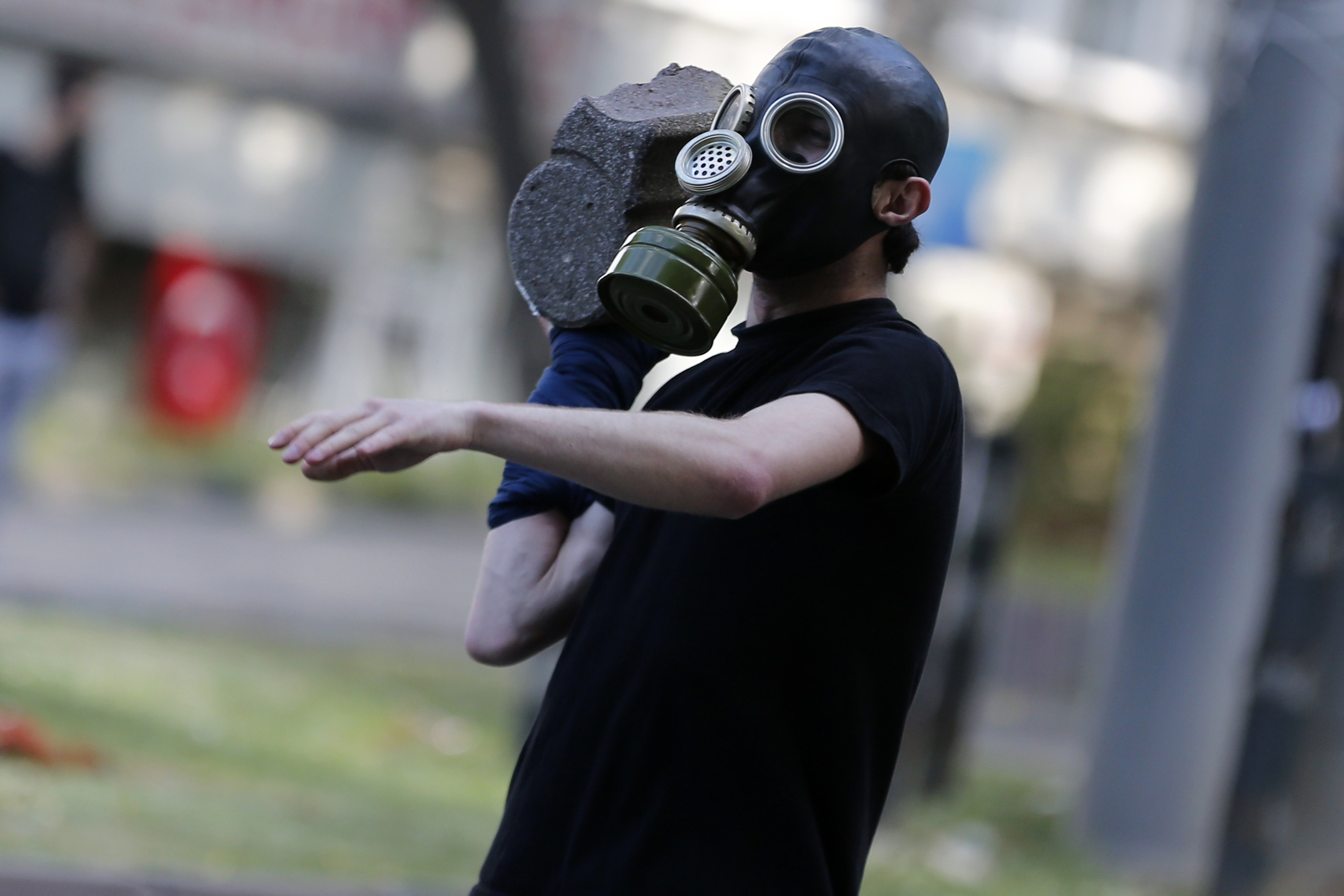 Συνεχίζονται τα δακρυγόνα και το ξύλο στην πλατεία Ταξίμ