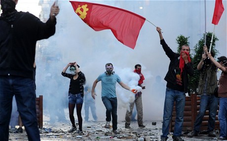 Χιλιάδες διαδηλωτές συρρέουν στην πλατεία Ταξίμ