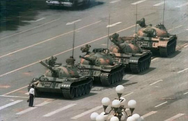 Ο θρυλικός Tank Man της Τιενανμέν εξαφανίστηκε από τα αποτελέσματα της Bing