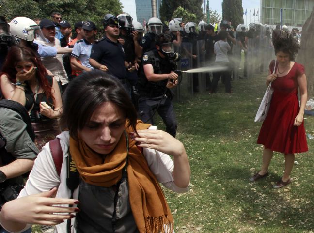 Σύμβολο των διαδηλώσεων η «γυναίκα με τα κόκκινα»
