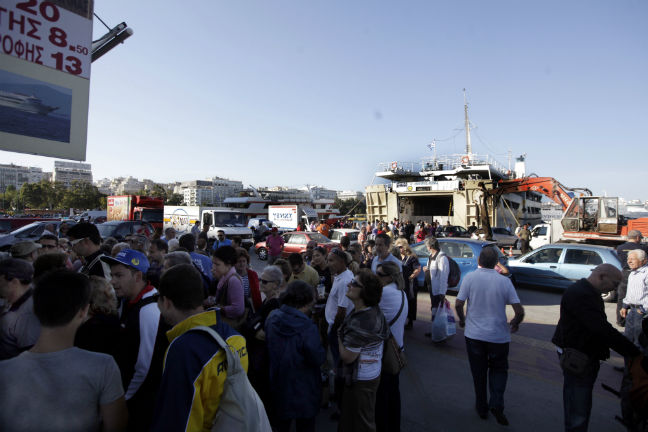 Ταλαιπωρία και ένταση για δεκάδες επιβάτες στο λιμάνι του Πειραιά