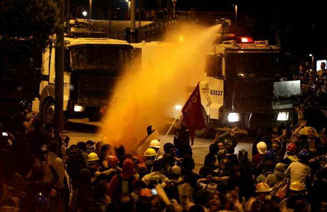 Επεισόδια για ακόμη μια νύχτα στην Τουρκία