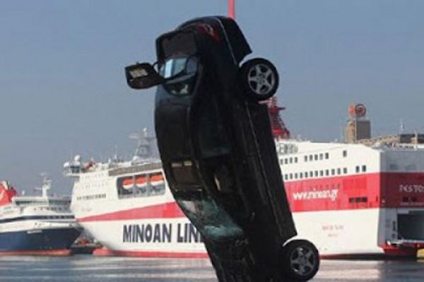 «Βουτιά» αυτοκινήτου στο λιμάνι του Πειραιά