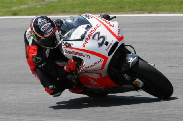 Ο Max Biaggi οδήγησε την Pramac Ducati του Ben Spies